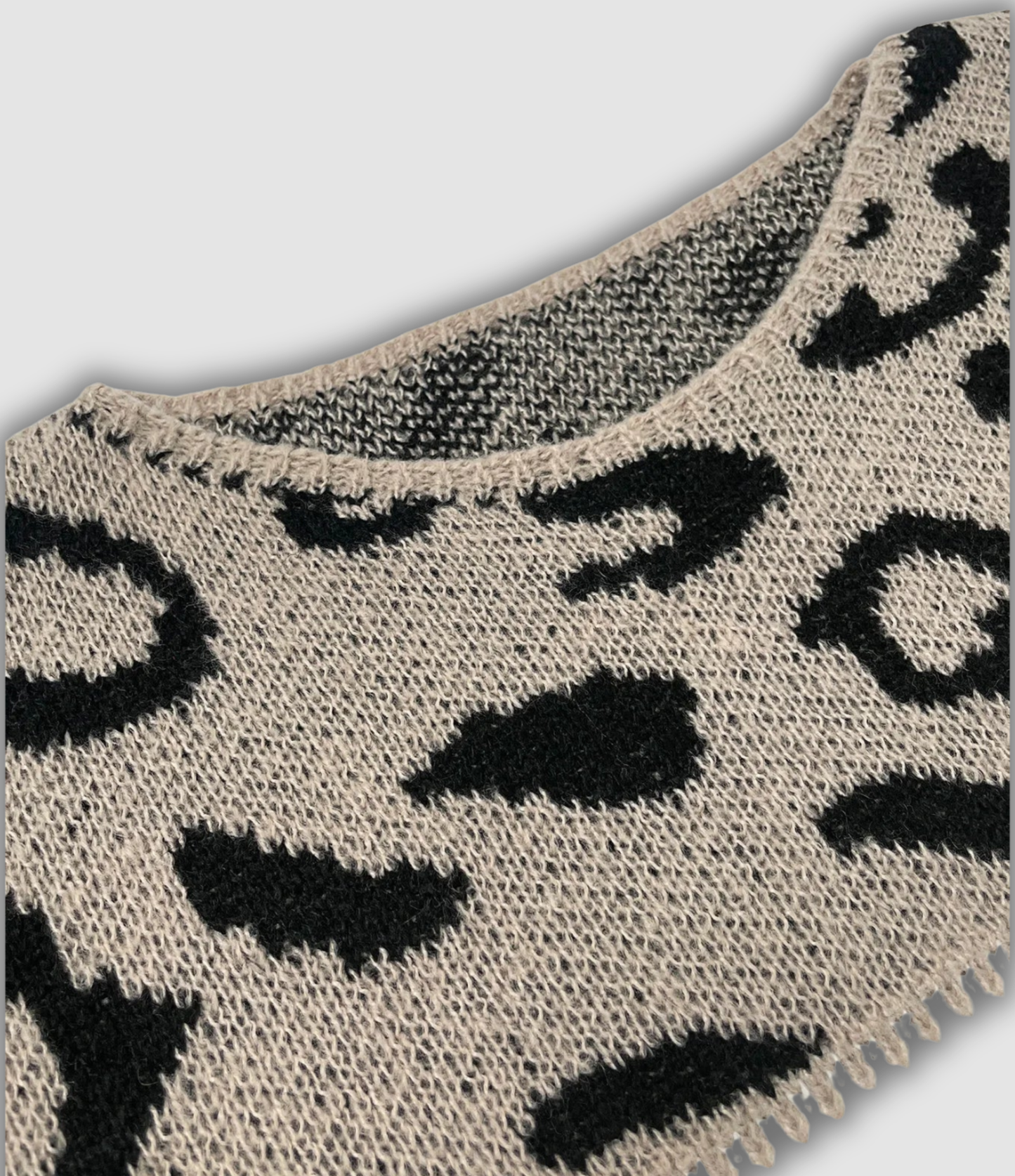 pull en laine doux avec motif léopard pour un style élégant automnal